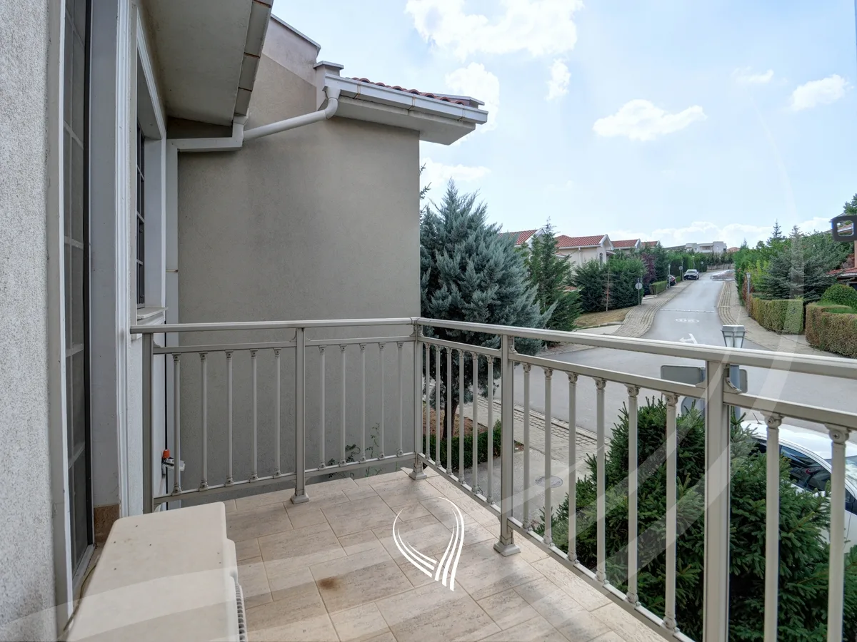 Shtëpi me 3 dhoma gjumi me qira në Fshatin Ndërkombëtar – International Village