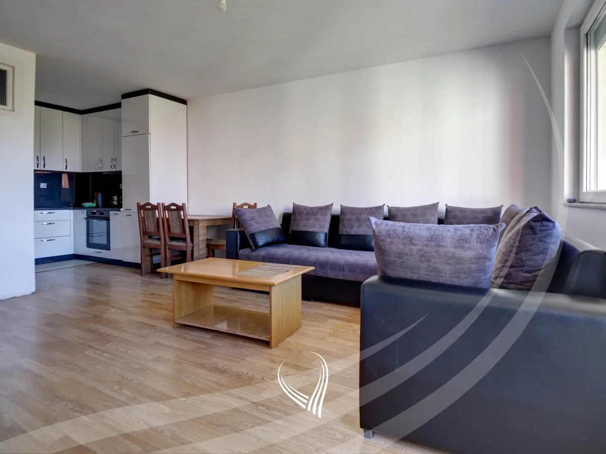 Banesë me 1 dhomë gjumi me qira në lagjen Kalabria – Emshir