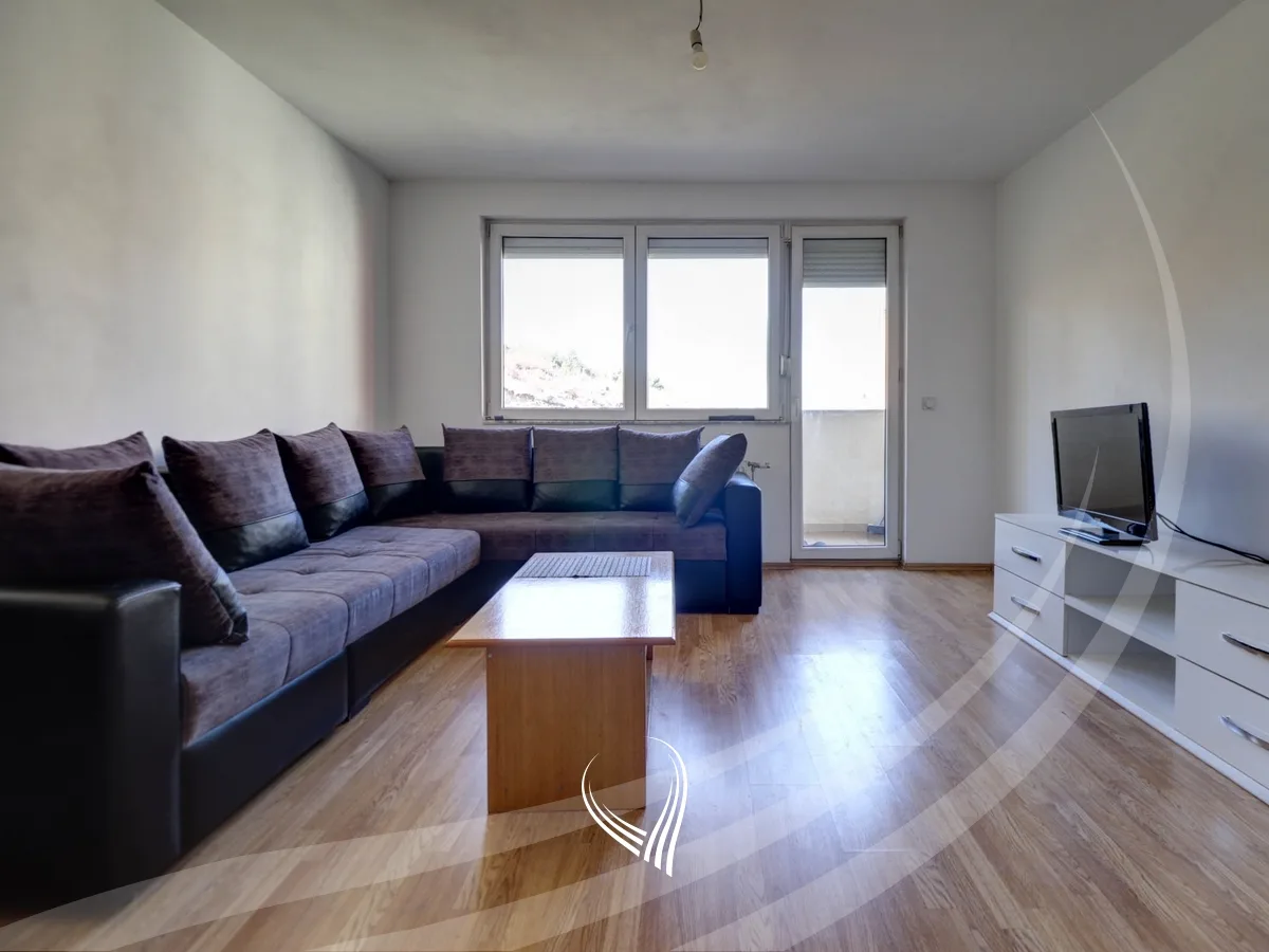 Banesë me 1 dhomë gjumi me qira në lagjen Kalabria – Emshir