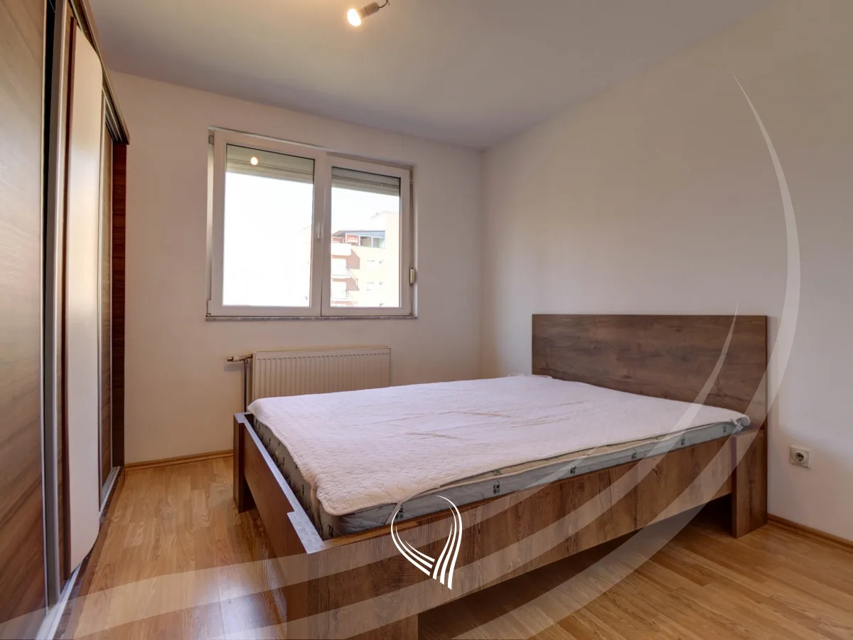 Banesë me 1 dhomë gjumi me qira në lagjen Kalabria – Emshir