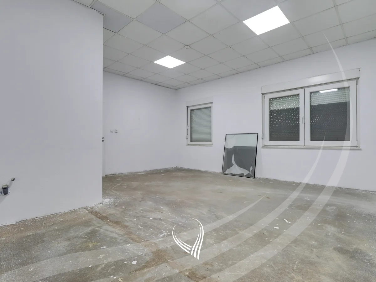 Lokal 295m2 në shitje në lagjen Kalabria – Emshir