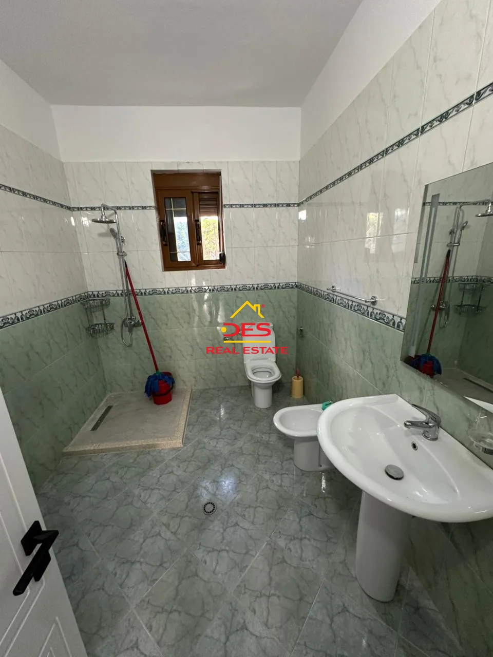 Shitet shtepi private + truall pranë transballkanikes, vlorë.