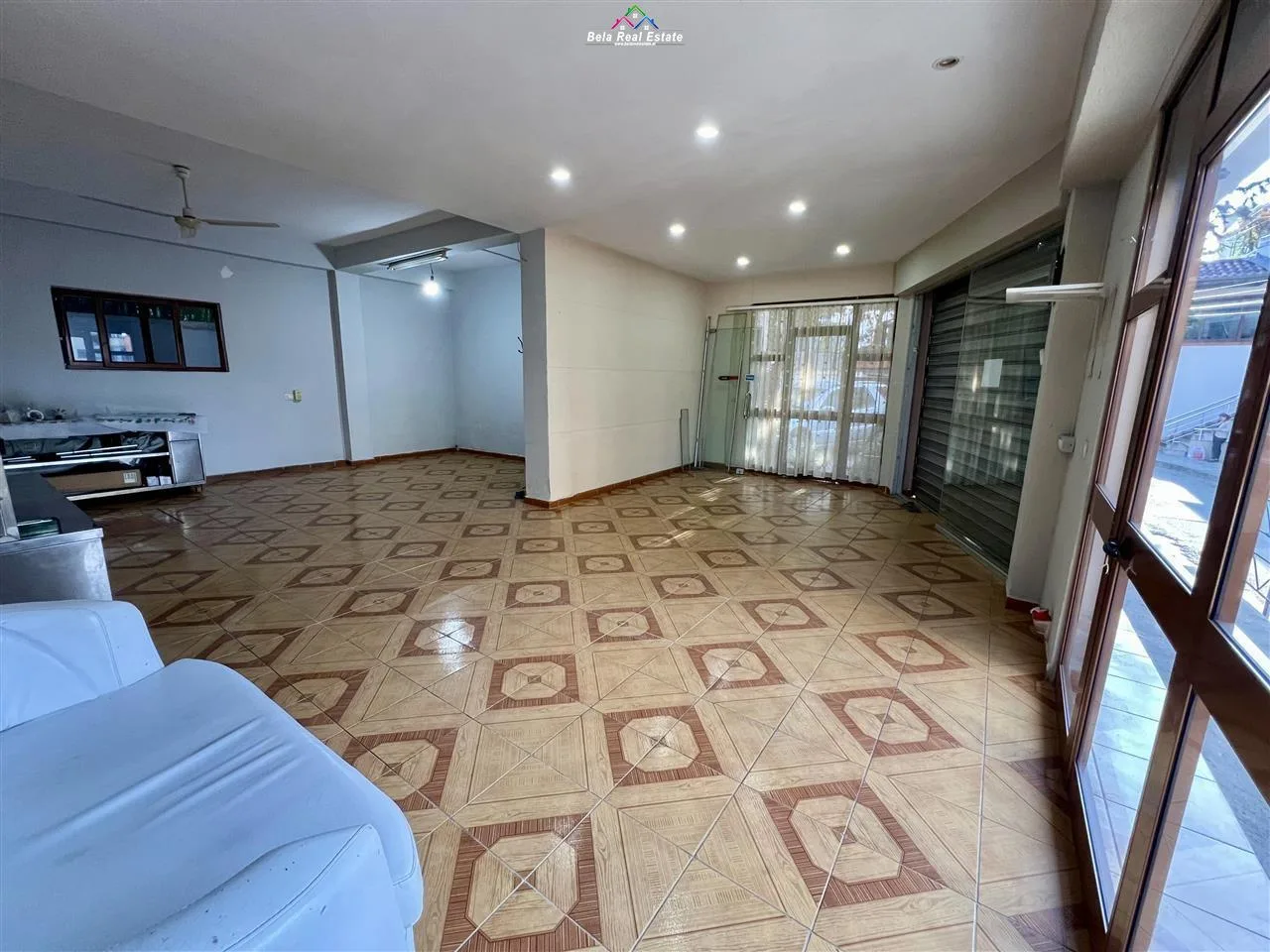 Dyqan Me Qera Tek Shkolla E Bashkuar (ID BD21617) Tirane