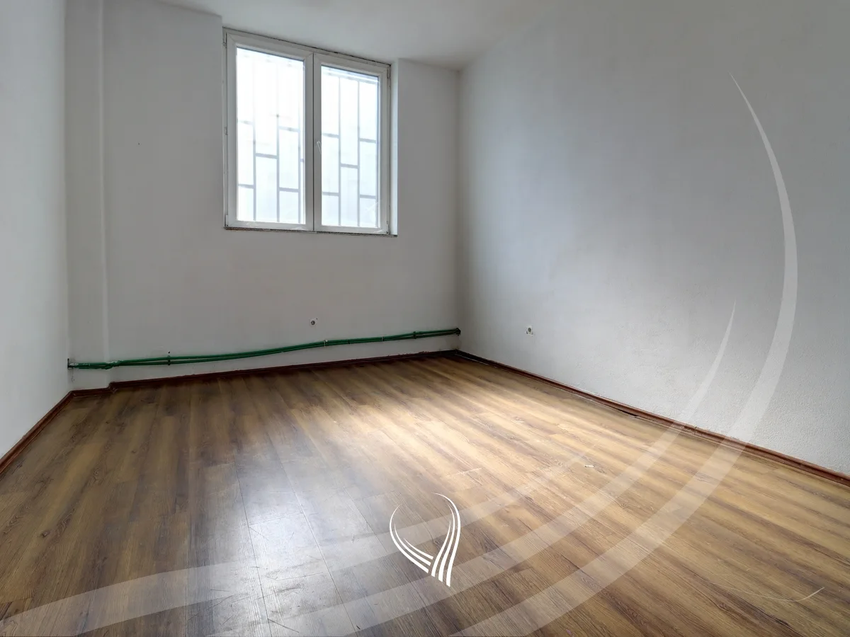 Depo 1,200m2 me qira në Llapllasellë