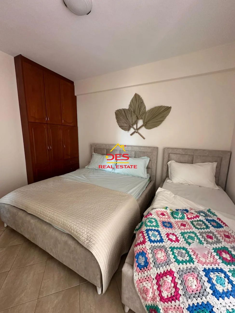 Shitet apartament 3+1 në sarandë – me pamje nga deti