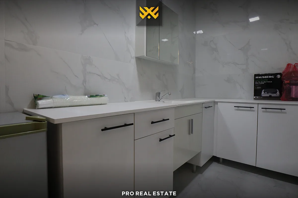 Banesë - Zyrë 240m² me #QIRA në Tophane.