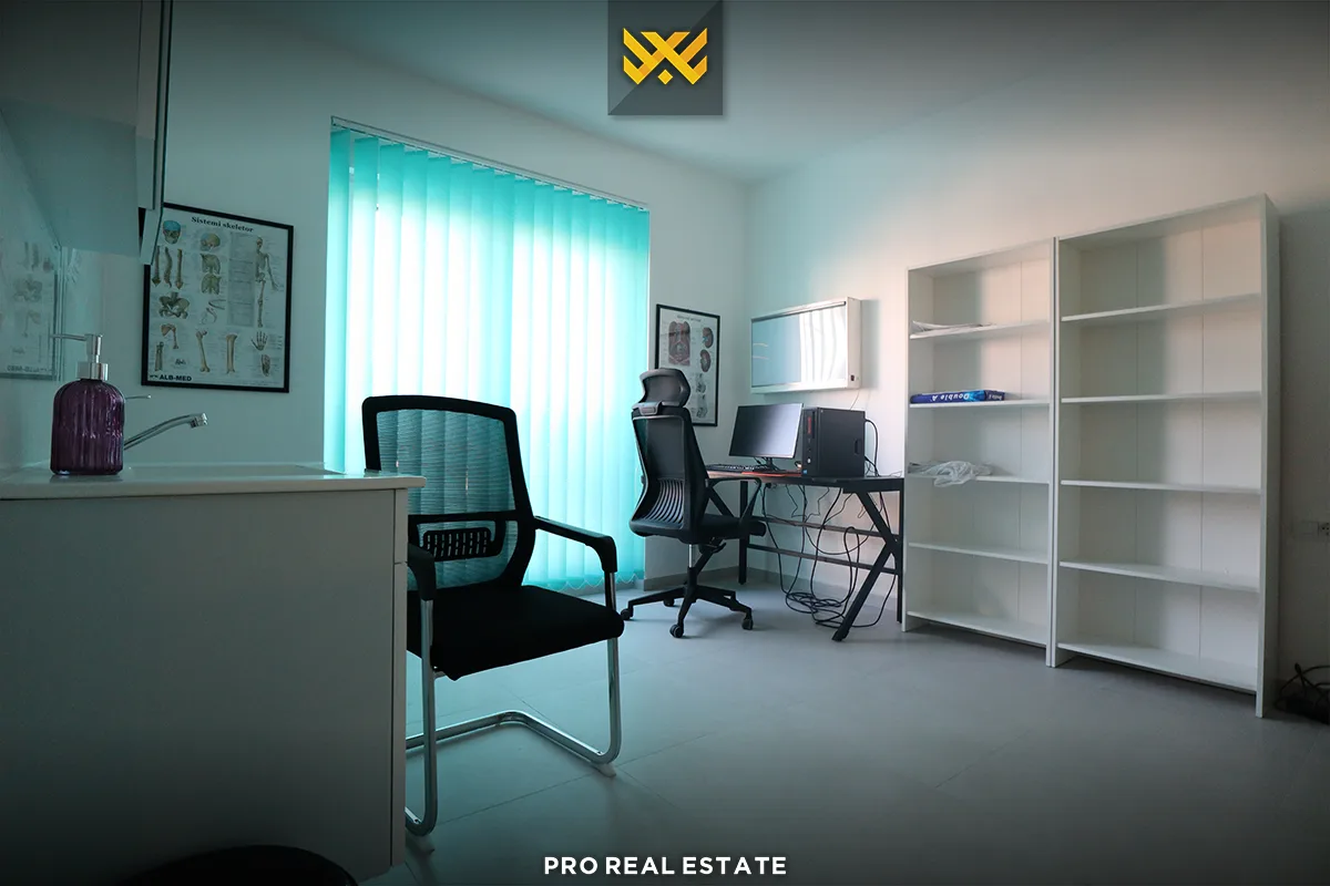 Banesë - Zyrë 240m² me #QIRA në Tophane.