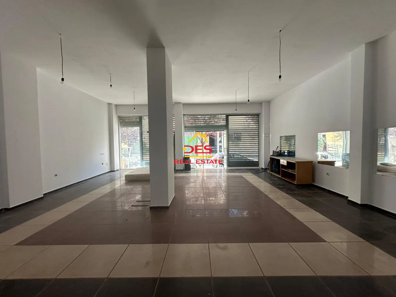 Jepet njësi biznesi me qira te rruga e çipajve,vlorë!