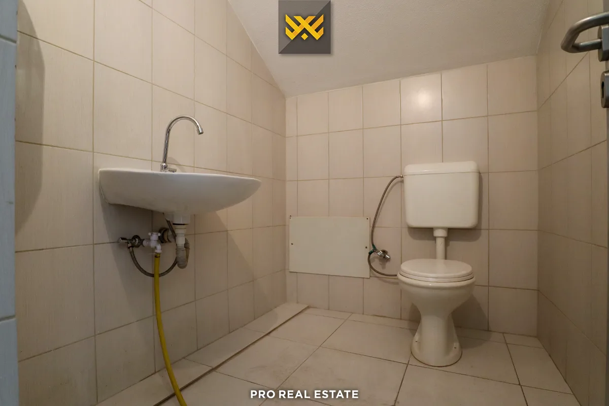 Lokal 85m² me #QIRA në Fushë Kosovë.