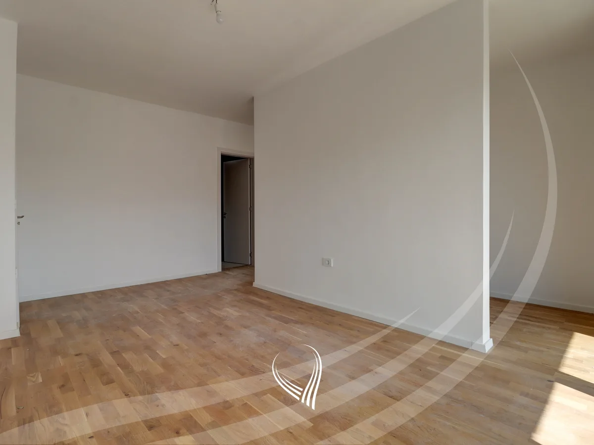 Banesë me 4 dhoma gjumi në shitje në lagjen Mati 1 – Rruga A