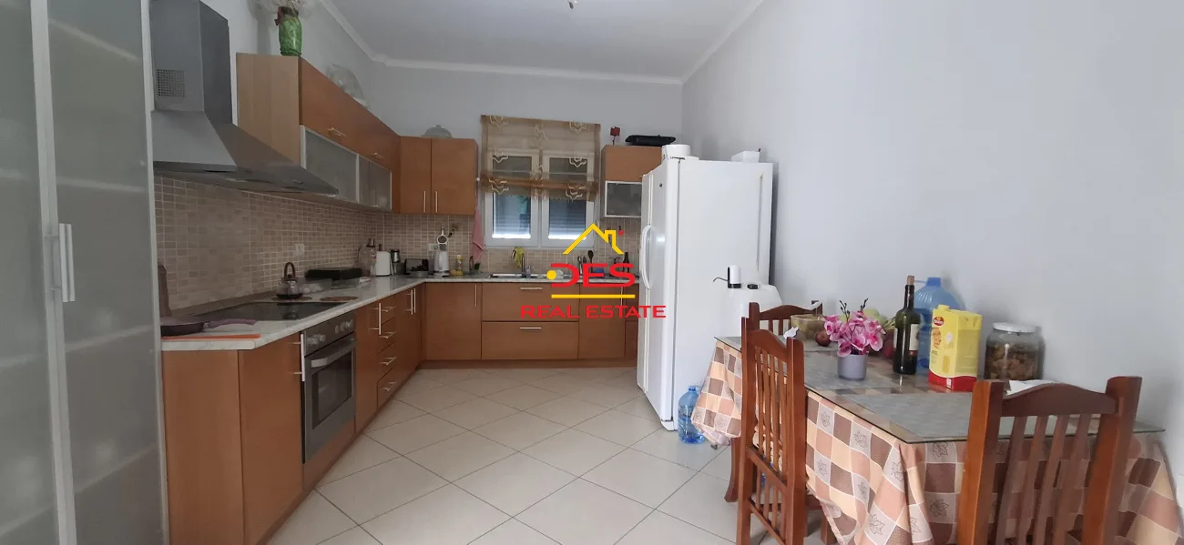 Shitet vilë 2 katëshe pranë kalçeto vlora.