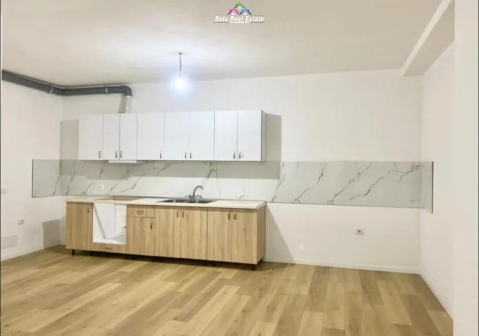 Zyre Me Qera Tek 5 Maj (ID BZ2734) Tirane