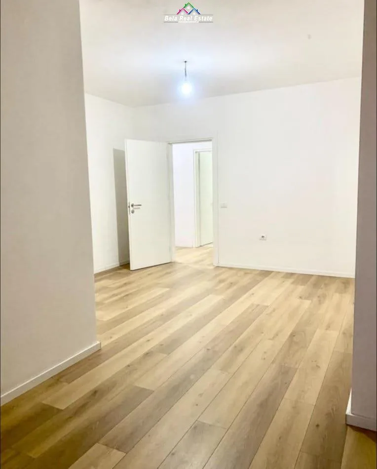 Zyre Me Qera Tek 5 Maj (ID BZ2734) Tirane