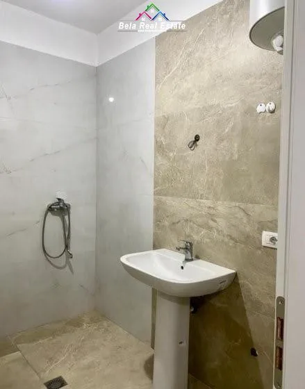 Zyre Me Qera Tek 5 Maj (ID BZ2734) Tirane