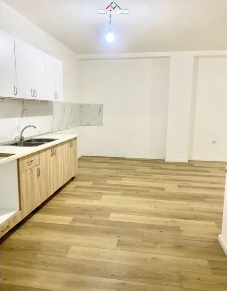 Zyre Me Qera Tek 5 Maj (ID BZ2734) Tirane