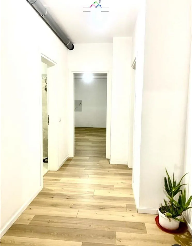 Zyre Me Qera Tek 5 Maj (ID BZ2734) Tirane