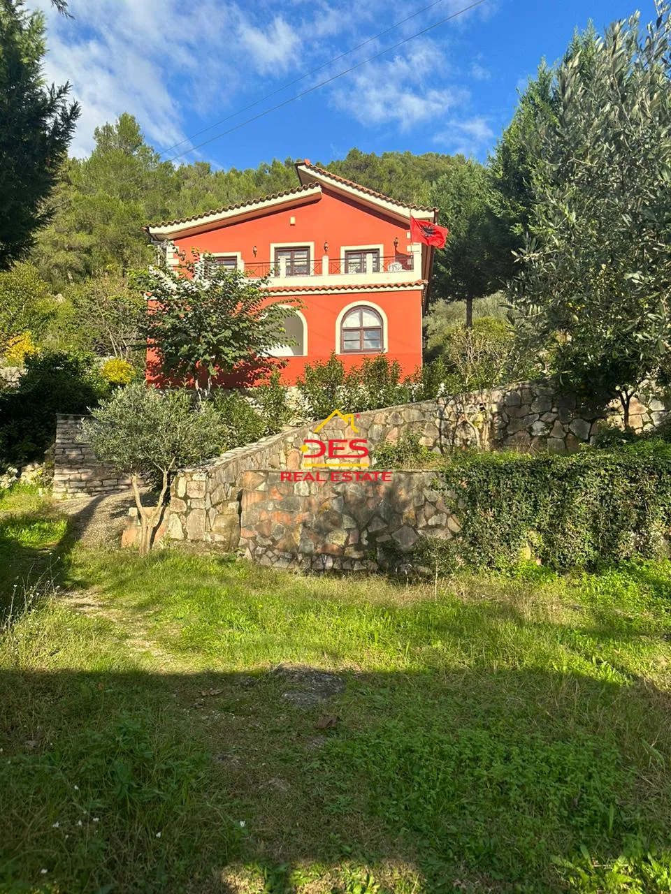 Shitet vilë 2 katëshe në delvinë