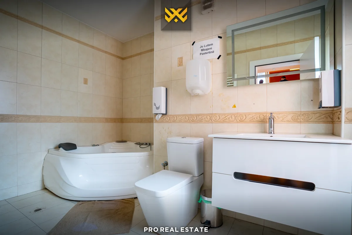 Objekt-Zyrë 410m² me #QIRA tek Parku i Qytetit.