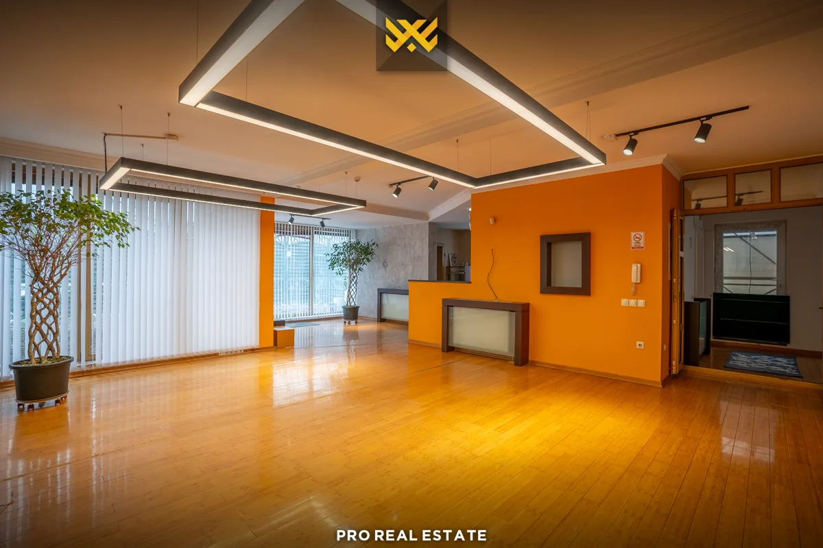 Objekt-Zyrë 410m² me #QIRA tek Parku i Qytetit.
