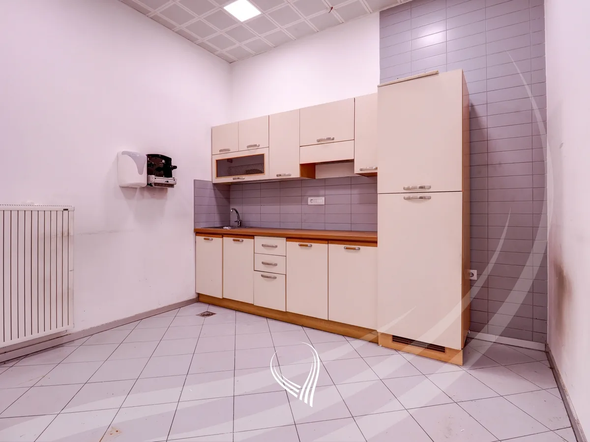 Lokal 600m2 me qira në lagjen Pejton
