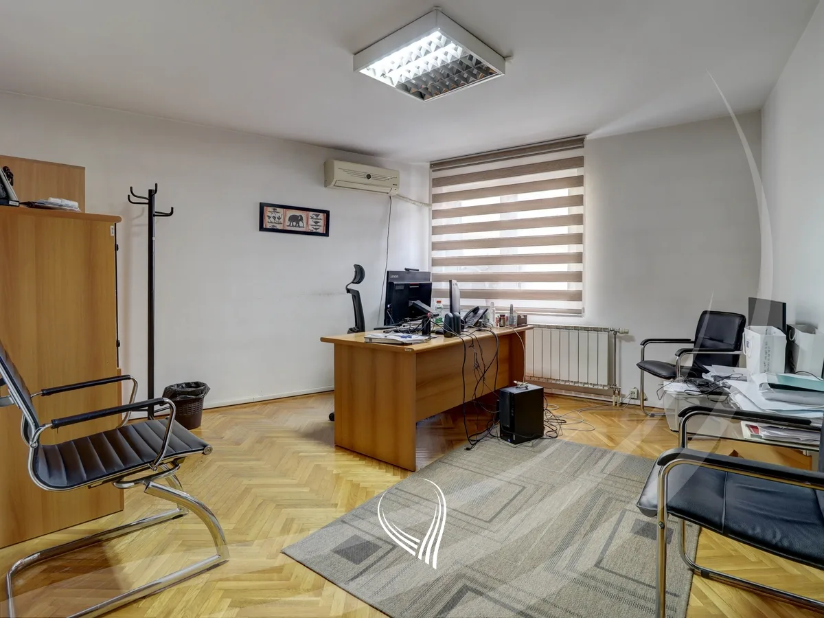 Objekt afarist 680m2 me qira në Qendër