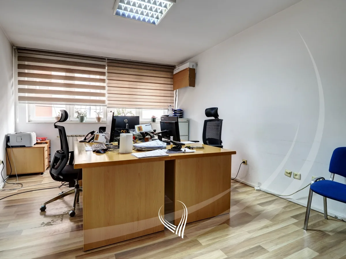 Objekt afarist 680m2 me qira në Qendër