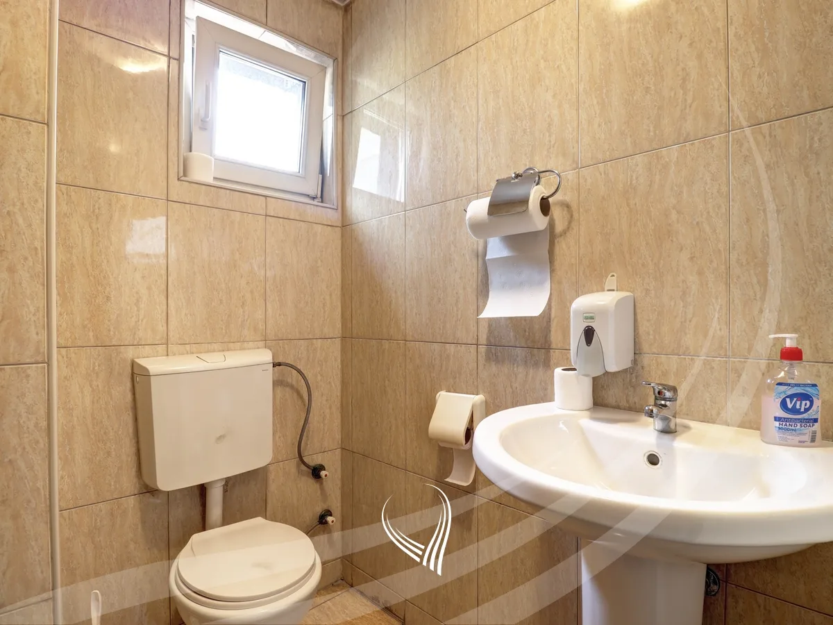 Objekt afarist 680m2 me qira në Qendër
