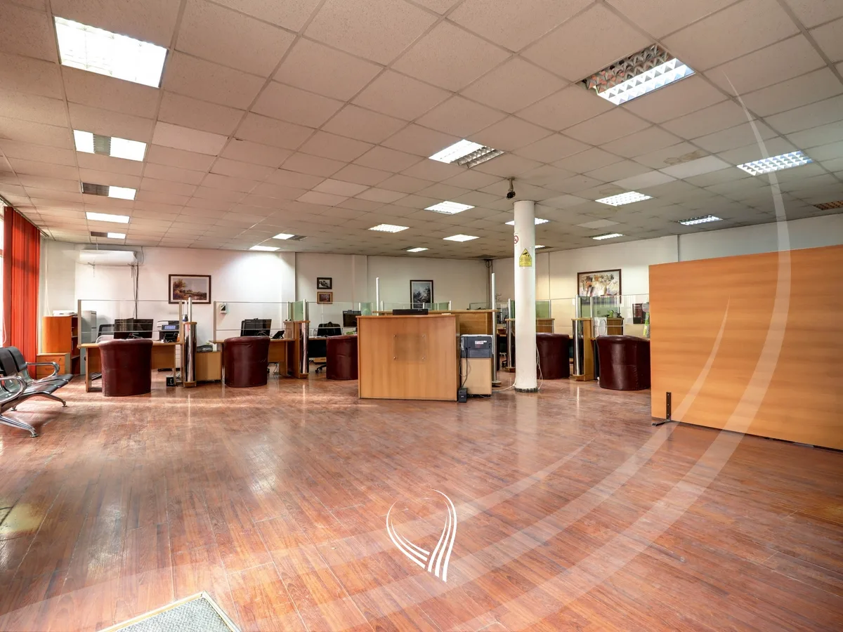 Objekt afarist 680m2 me qira në Qendër