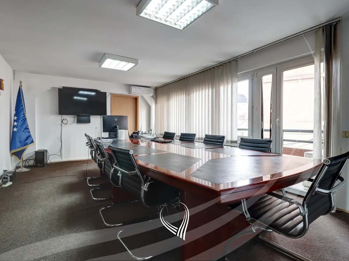 Objekt afarist 680m2 me qira në Qendër