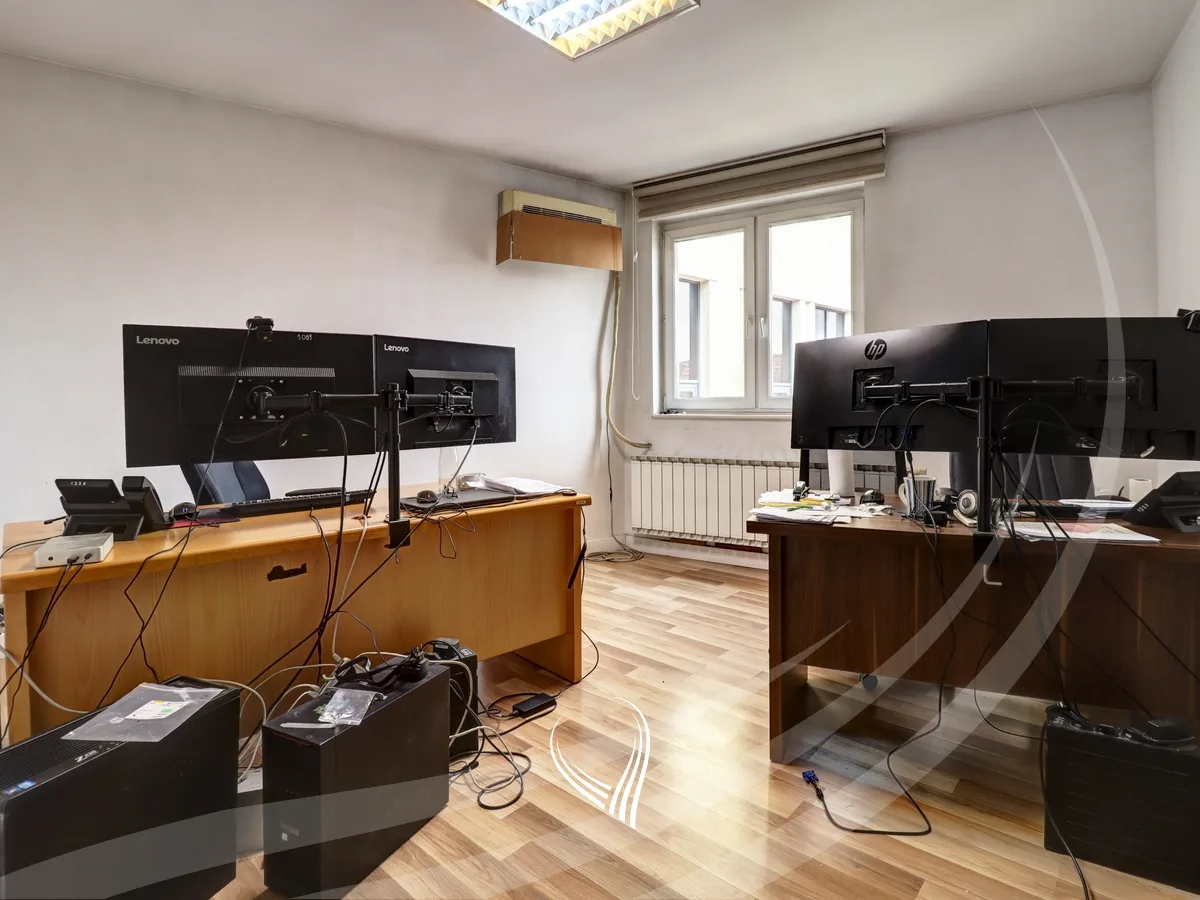 Objekt afarist 680m2 me qira në Qendër
