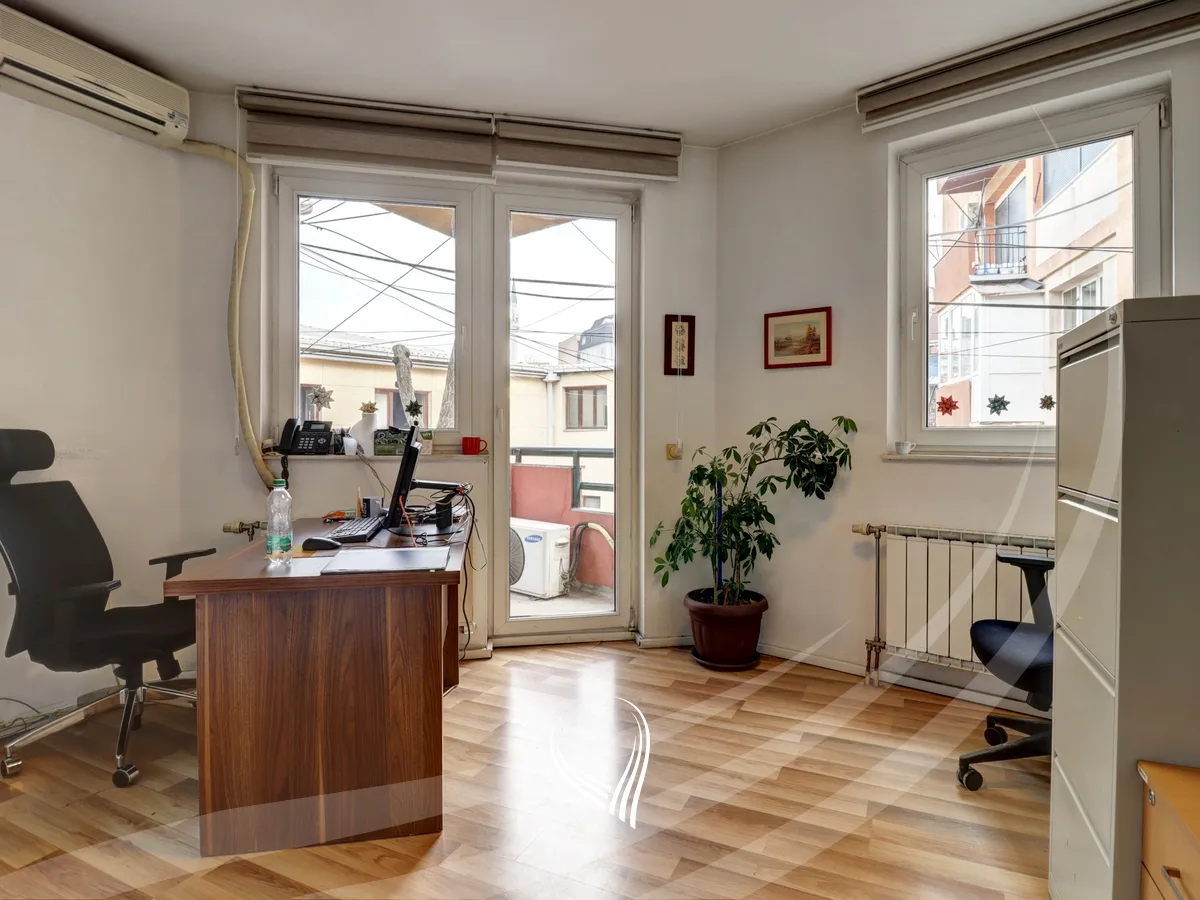 Objekt afarist 680m2 me qira në Qendër