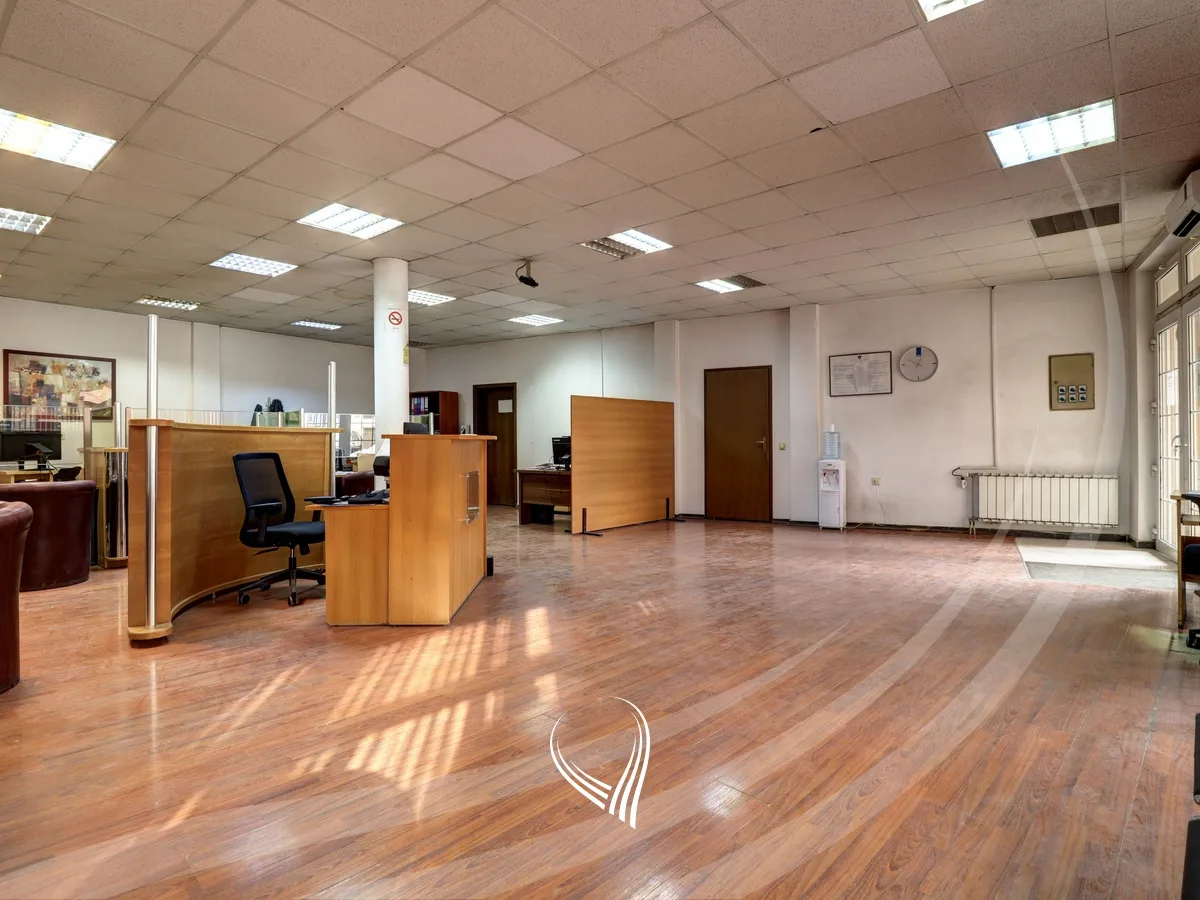 Objekt afarist 680m2 me qira në Qendër
