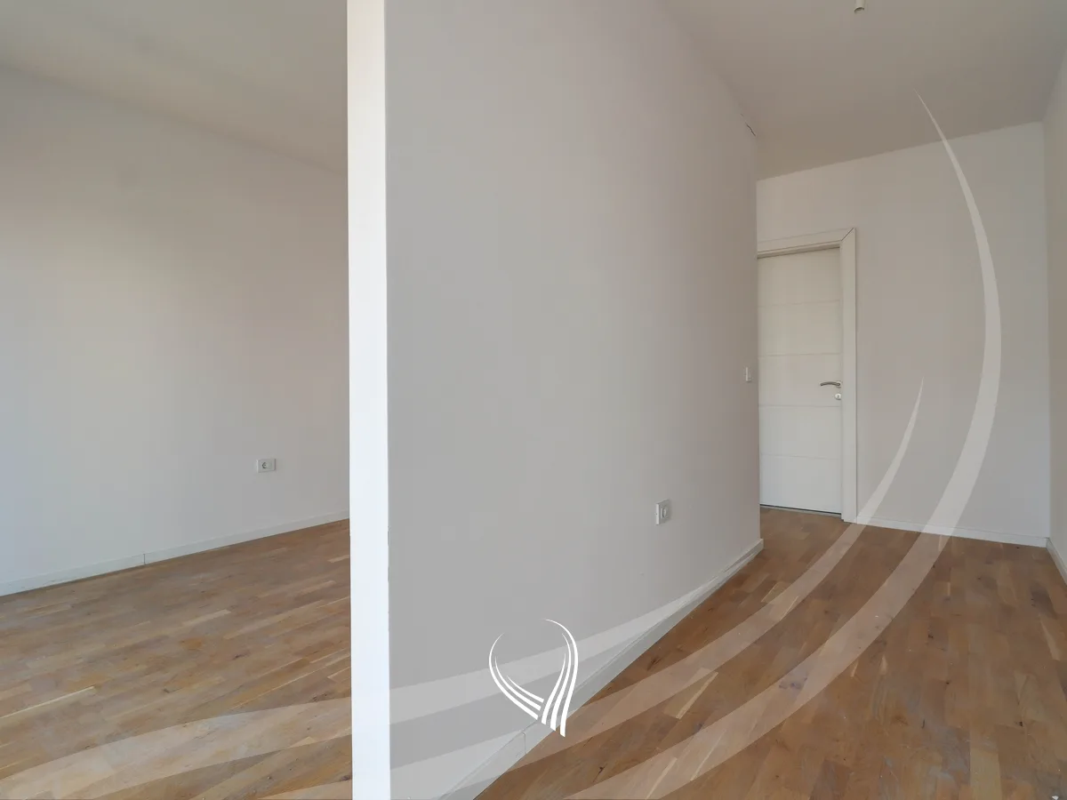 Banesë me 4 dhoma gjumi në shitje në lagjen Mati 1 – Rruga A