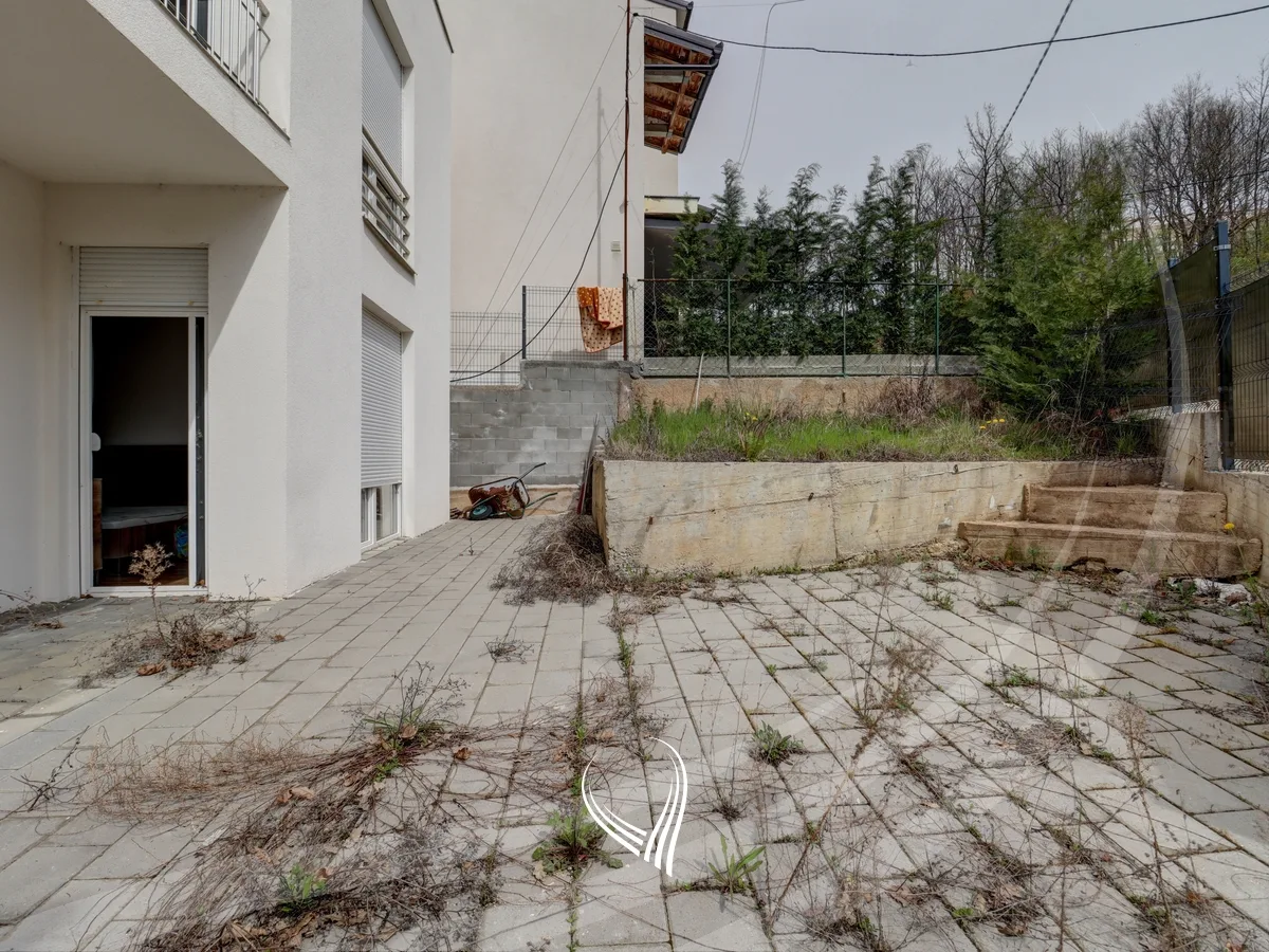 Shtëpi me 5 dhoma gjumi me qira në lagjen Sofalia