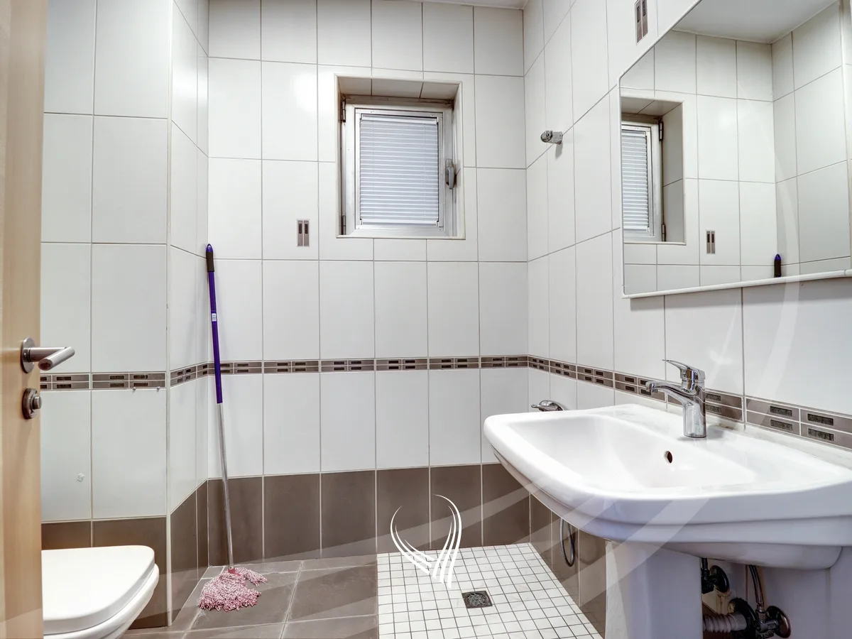 Objekt afarist 500m2 me qira në Qendër
