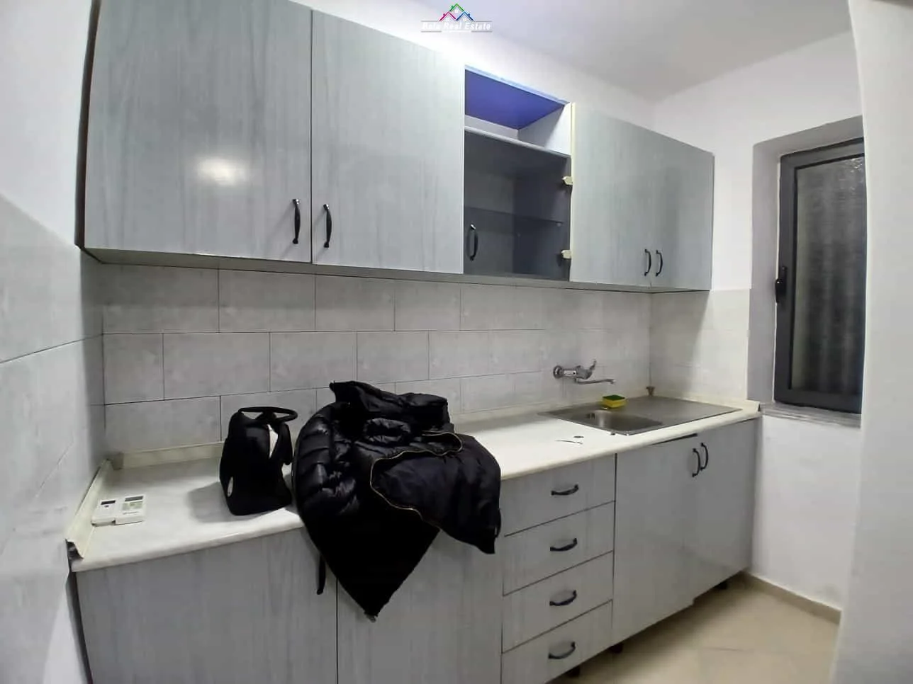 Zyre Me Qera Tek Rruga e Durresit ( ID BZ2817) Tirane
