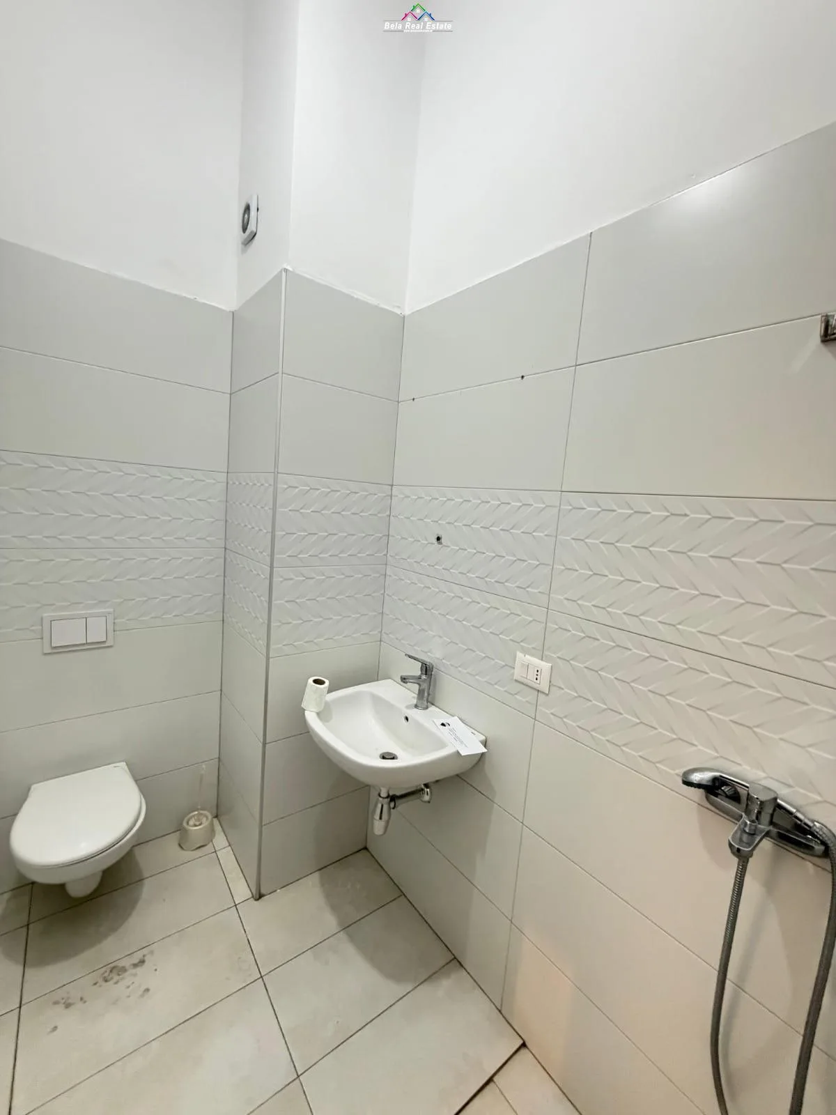 Zyre Me Qera Tek Farmacia 10 (ID BZ2903) Tirane