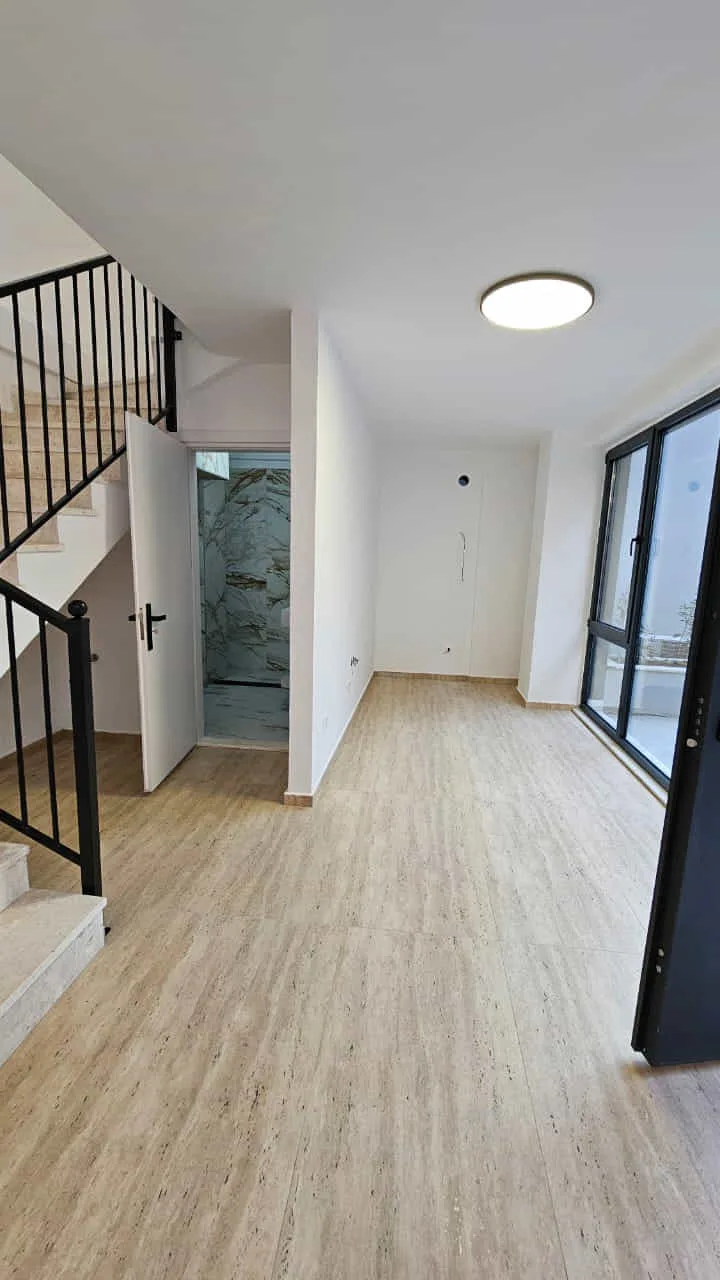 Dyqan/Dublex Me Qera Tek Pazari i Ri (ID BD21711) Tirane