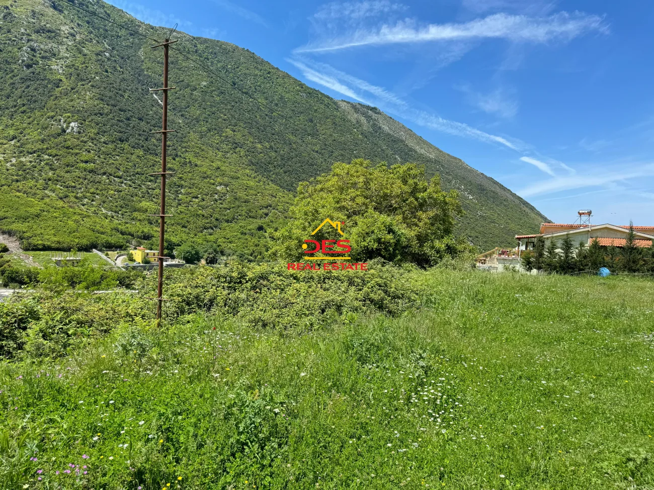 Shitet tokë arë përballë tunelit në llogara.