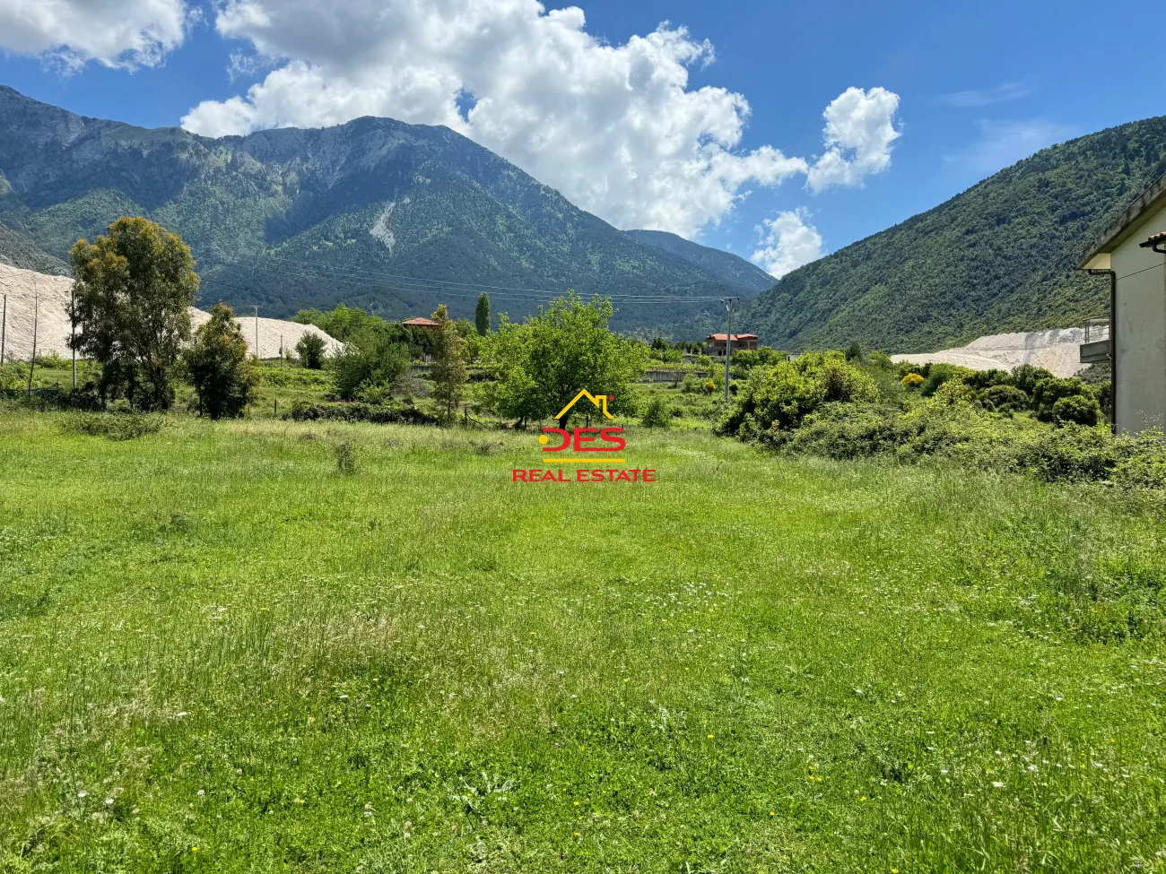 Shitet tokë arë përballë tunelit në llogara.