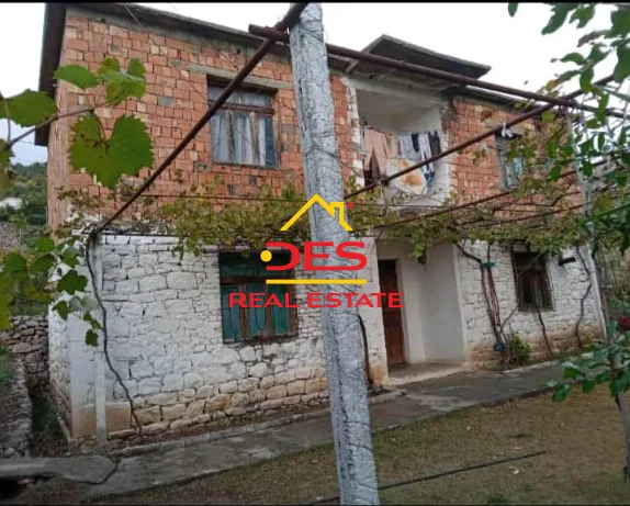Shitet shtepi 2 kateshe ne tresh , lezhe