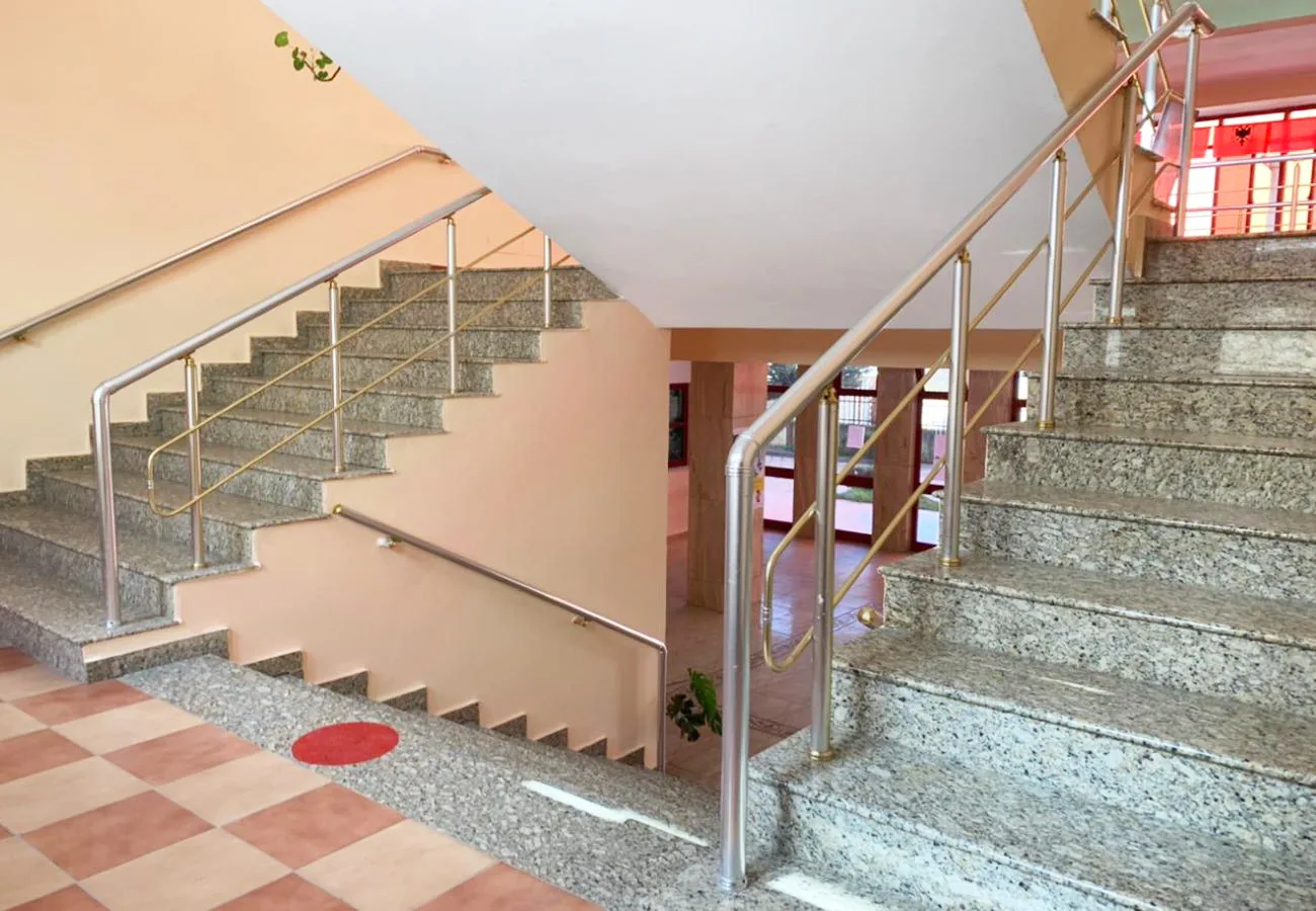 Jepet me qira truall + objekt në vaqarr, tiranë