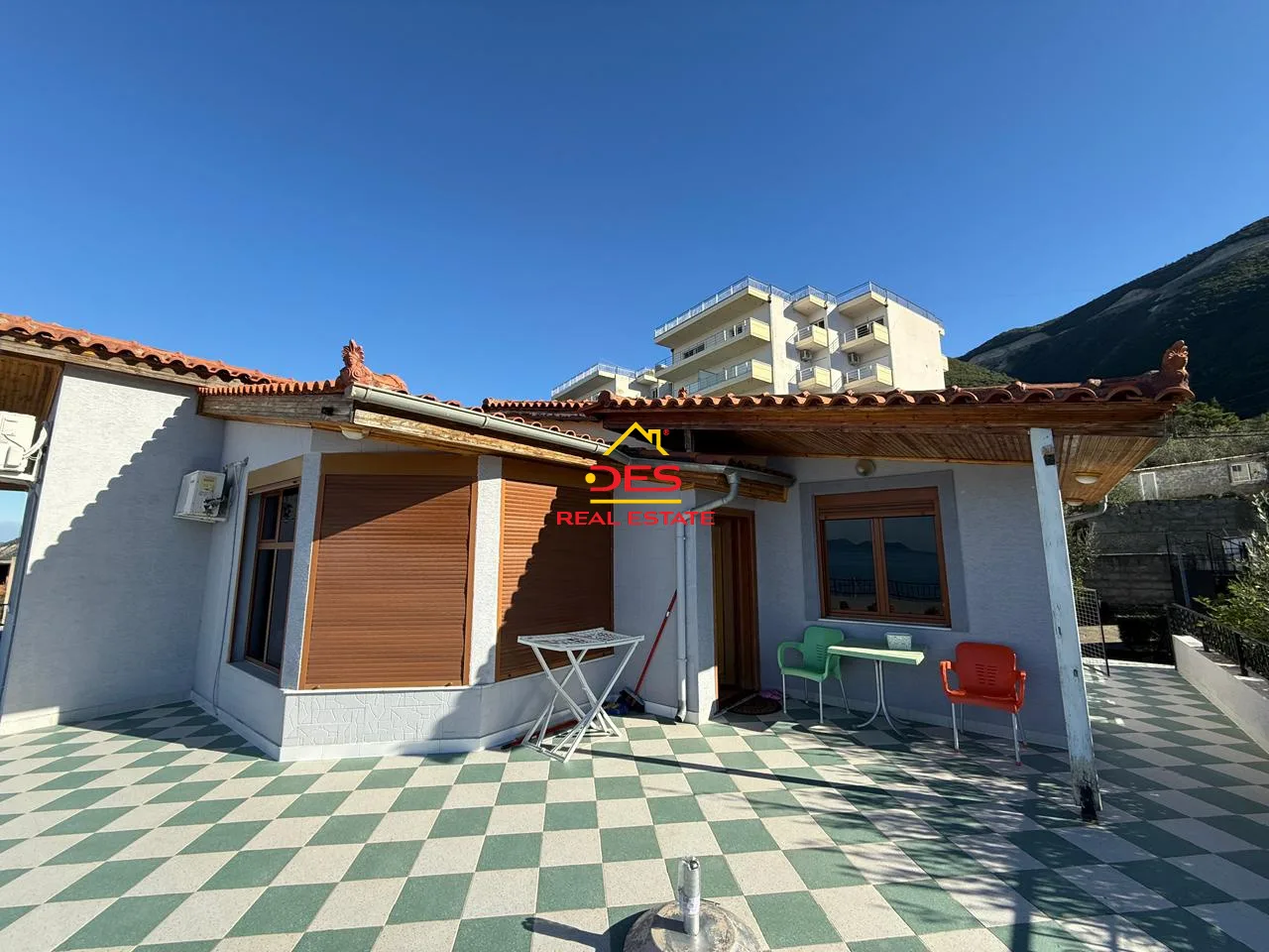 Shitet vilë 2-katëshe – mbi rrapin / uji i ftohtë, vlorë.