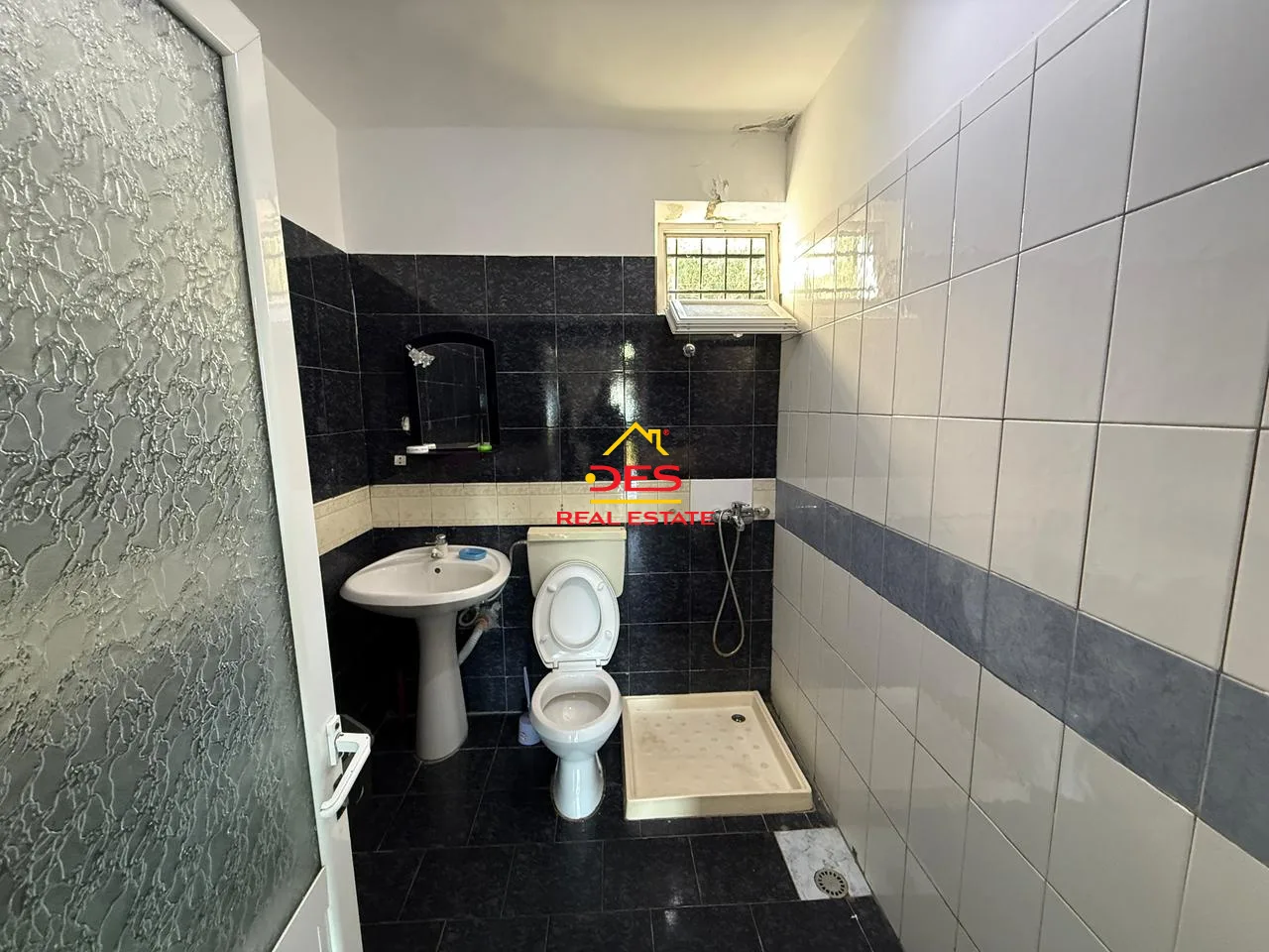 Shitet vilë 2-katëshe – mbi rrapin / uji i ftohtë, vlorë.