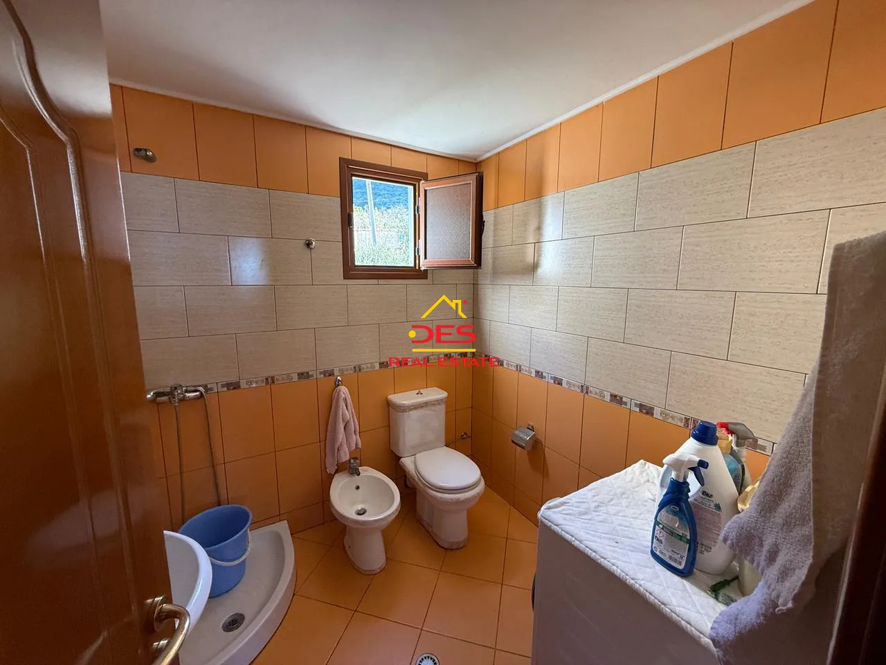 Shitet vilë 2-katëshe – mbi rrapin / uji i ftohtë, vlorë.