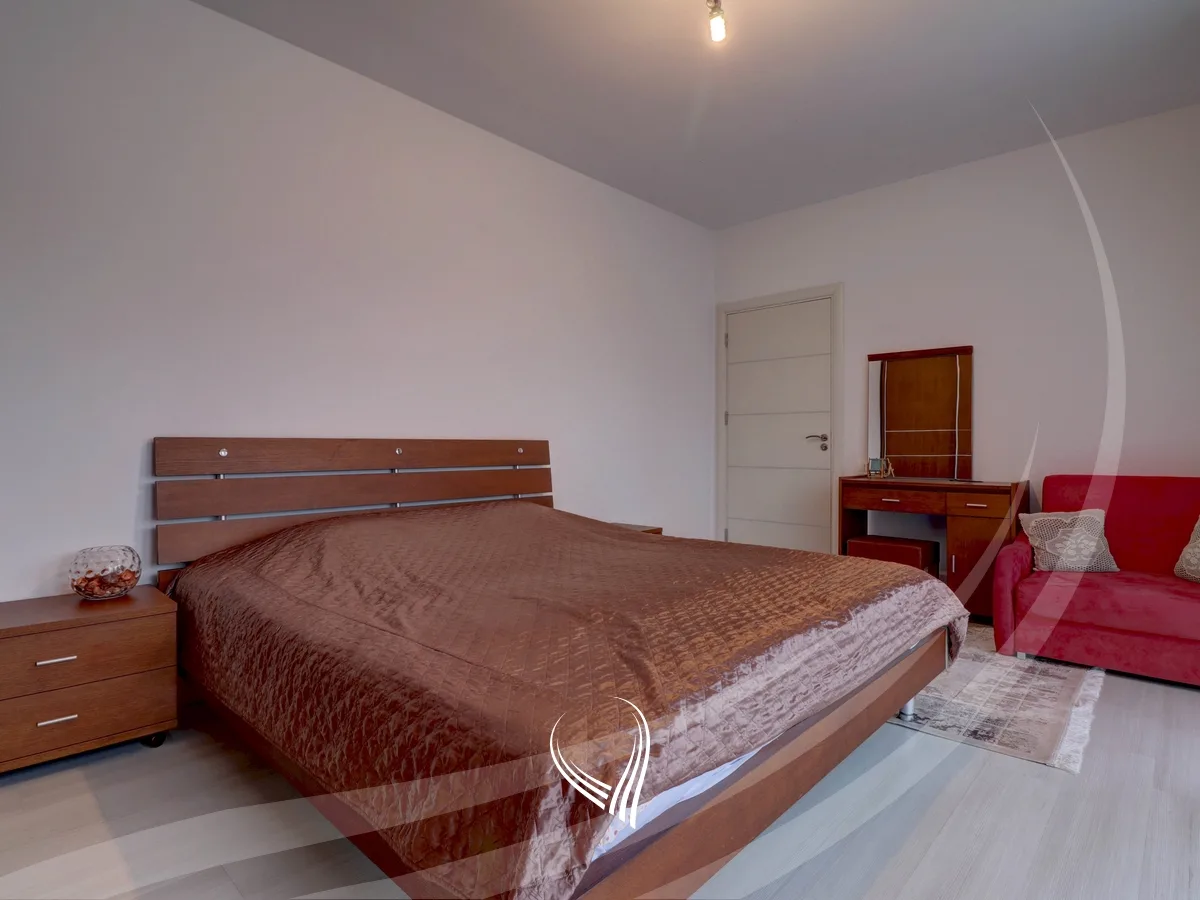 Shtëpi 380m2 me 4 ari truall në shitje në Veternik