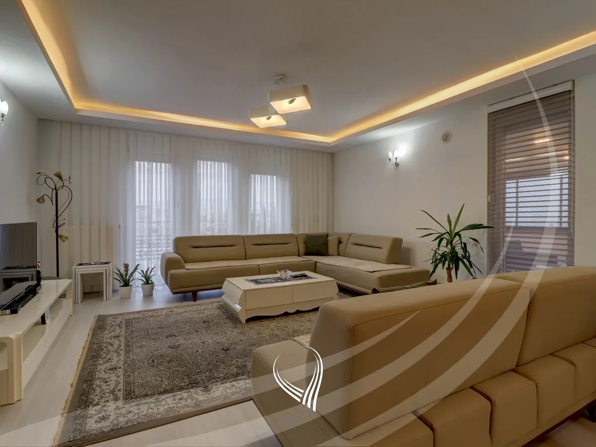 Shtëpi 380m2 me 4 ari truall në shitje në Veternik