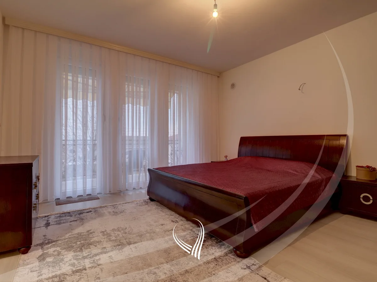 Shtëpi 380m2 me 4 ari truall në shitje në Veternik