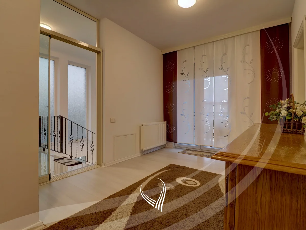 Shtëpi 380m2 me 4 ari truall në shitje në Veternik