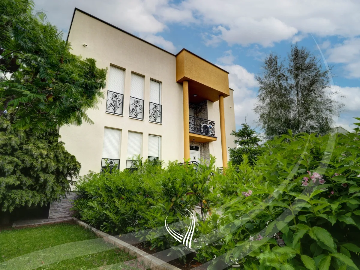 Shtëpi 380m2 me 4 ari truall në shitje në Veternik